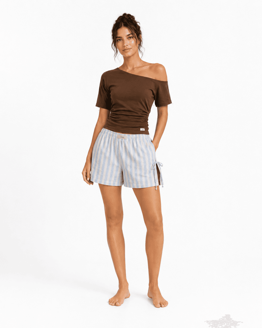 remera simetrica marron